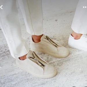 Arigato skor - Fina arigatos som är i bra skick storlek 38 äkta men har tyvärr inte box för fler frågor skicka bara  prise är diskuterbart köp gärna 🎀 jag behöver sälja dom ganska snabbt därför kan ja sänka priset ganska mycket