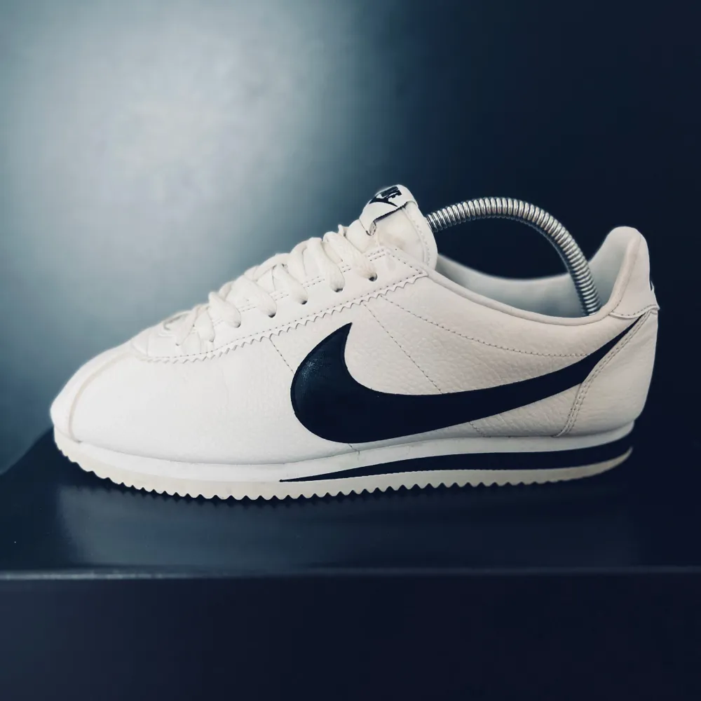 Nike cortez sneakers i storlek 42 (26.5cm) dem är i bra skick 8/10. Skor.