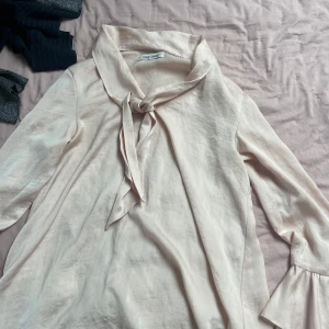 Super fin blus - Jätte fin blus från dry lake. Bra pris 800kr ca nypris. Inte mkt använd 