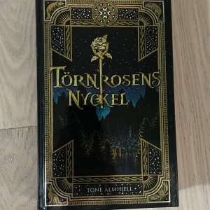 törnrosens nyckel - tone almhjell - ”törnrosens nyckel” av tone almhjell. en fantasy bok i fint skick! 