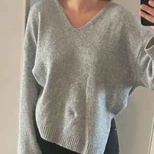 Grå tjocktröja - Säljer denna fina tjocktröja från H&M. Storlek S. 
