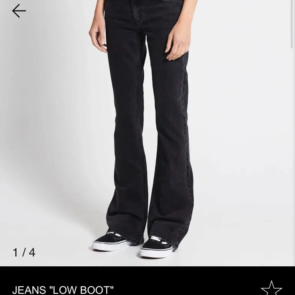 Svarta jeans i Flare. Säljer då jag har flera stycken par svarta jeans. Skulle sälja skicket är nästan i nyskick. Dem är i den längre varianten. Passar bra på mig som är 177cm.. Jeans & Byxor.