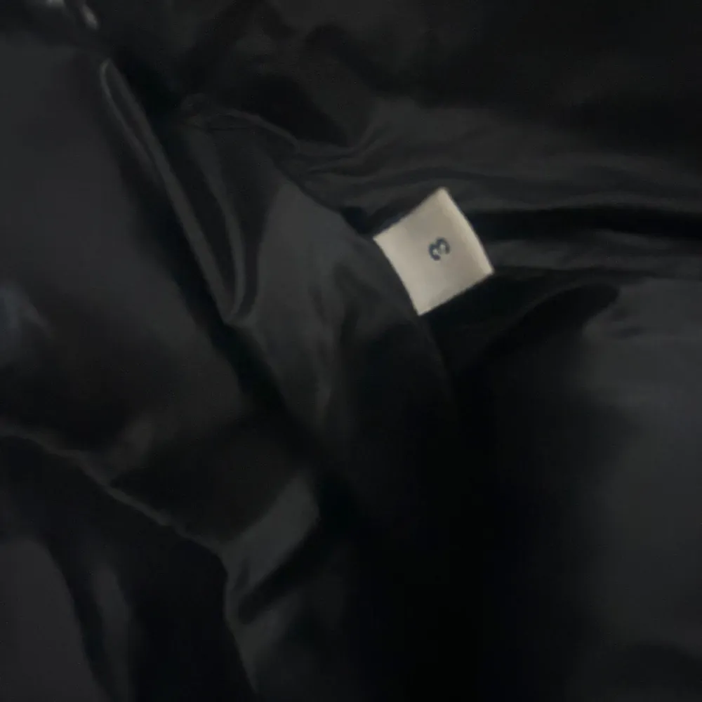 Säljer min moncler jacka då den inte kommer till användning. Perfekt till vintern! Storlek 3, passar mig som brukar ha Xs/S. Köpte för länge sedan så går ej att skanna. Dragkedjan är trasig men fungerar precis som vanligt att öppna o stänga!❤️. Takit.