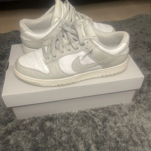 Nike dunk - Säljer nu dessa riktigt feta  dunksen som jag köpte för ca 1 år sedan, använda ett väldigt fåtal gånger. Inte slitna någonstans, i princip nyskick. Har tyvär ingen box kvar.  Hör gärna av er vid fler bilder eller liknande.   Storlek: 42,5. Självklart äkta, kan skicka bilder på tags o liknande om ni är intresserade.