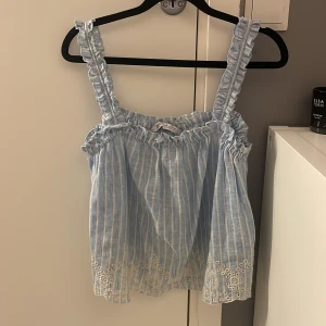 Zara topp - Ljusblå topp ifrån zara med söta detaljer längst ner