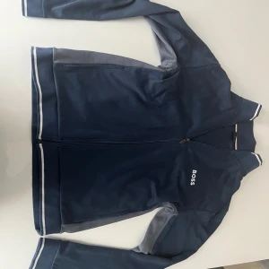 Hugo boss zip tröja - Hej!  Säljer denna hugo boss zip tröjan då jag ej använder den  Max använt 2ggr!!!   Inga skador, fläckar eller hål som ny!!  Storlek m  Mvh