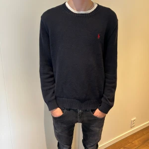 Polo Ralph Lauren - Säljer en skön Ralph Lauren Crewneck! | Perfekt nu när det lider mot kallare stunder | Köpt för 1999kr | Mitt pris 799kr | Skick 9/10 | Storlek M | Modellen på bilden är 180cm, 63kg | Hör av dig vid minsta fundering 🙌