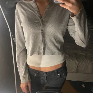 kofta - grå kosta i storlek s, men väldigt liten k storleken, skulle snarare säga xxs/xs