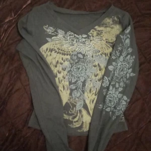 Långärmad topp  - Fin långärmad topp med detaljer framme och på ena ärmen. Skulle säga att den är xs. Säljer då den inte kommer till användning. Hör av dig om du har några frågor 💞