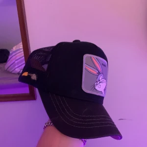 Capslab Keps - Svart keps med trycket Bunny från märket capslab. Nypris 349kr