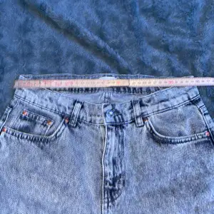 Ett par fina ljusgrå jeans  Grunt modell loose fit Mått finns på bilderna