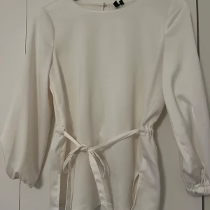 Vit blus - Vit blus med snöre som knyts på framsidan. Använd ett fåtal gånger. Från vero moda. 