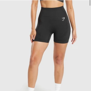 Gymshark Vital Seamles 2.0 Shorts - Aldrig använda, endast testade då de inte satt så bra på mig men missade att returnera i tid! Nyskick. Färgen är black marl. Nypris: 449:-