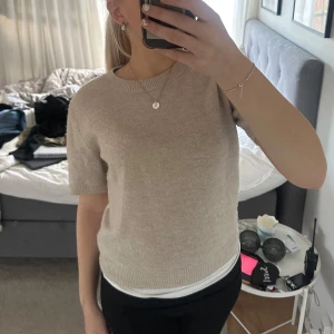Beige stickad tshirt - Fint skick