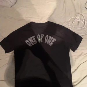 One of One T-shirt - One of one t shirt Storlek S, men passar M bra också.  Negativt: några rhinestones ramla av när jag tvättade fel.  Köpt för 700 tror jag.  Säljes pågrund av att den ej används.   Påsen medföljer, skriv ifall ni undrar något 🙃