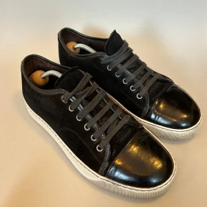 Lanvin  - Tjena, säljer nu mina lanvin då dom inte passar längre. Skick 9/10 pris, box, extra skosnören och dustbags tillkommer hör gärna av er vid frågor 🙂