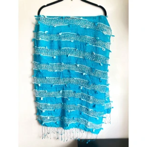 Turkos & vit sjal, scarf, mönstrad, fransar, texturerad, unik, bohemisk, boho - Turkos och vit sjal med textur, finns dragna trådar främst i kanterna. Mått: 55x156 cm.