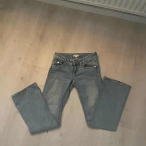 ljusblåa jeans  - ljusblåa jeans i superbra skick från ginatricot💞 storlek 158 och knappt använda alls🥰