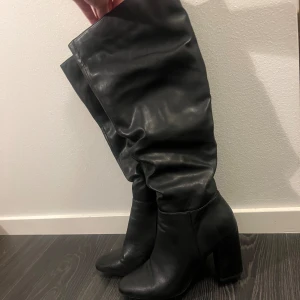 Svarta stövlar - Säljer dessa svarta stövlar från asos, märket är new look i st 39❣️
