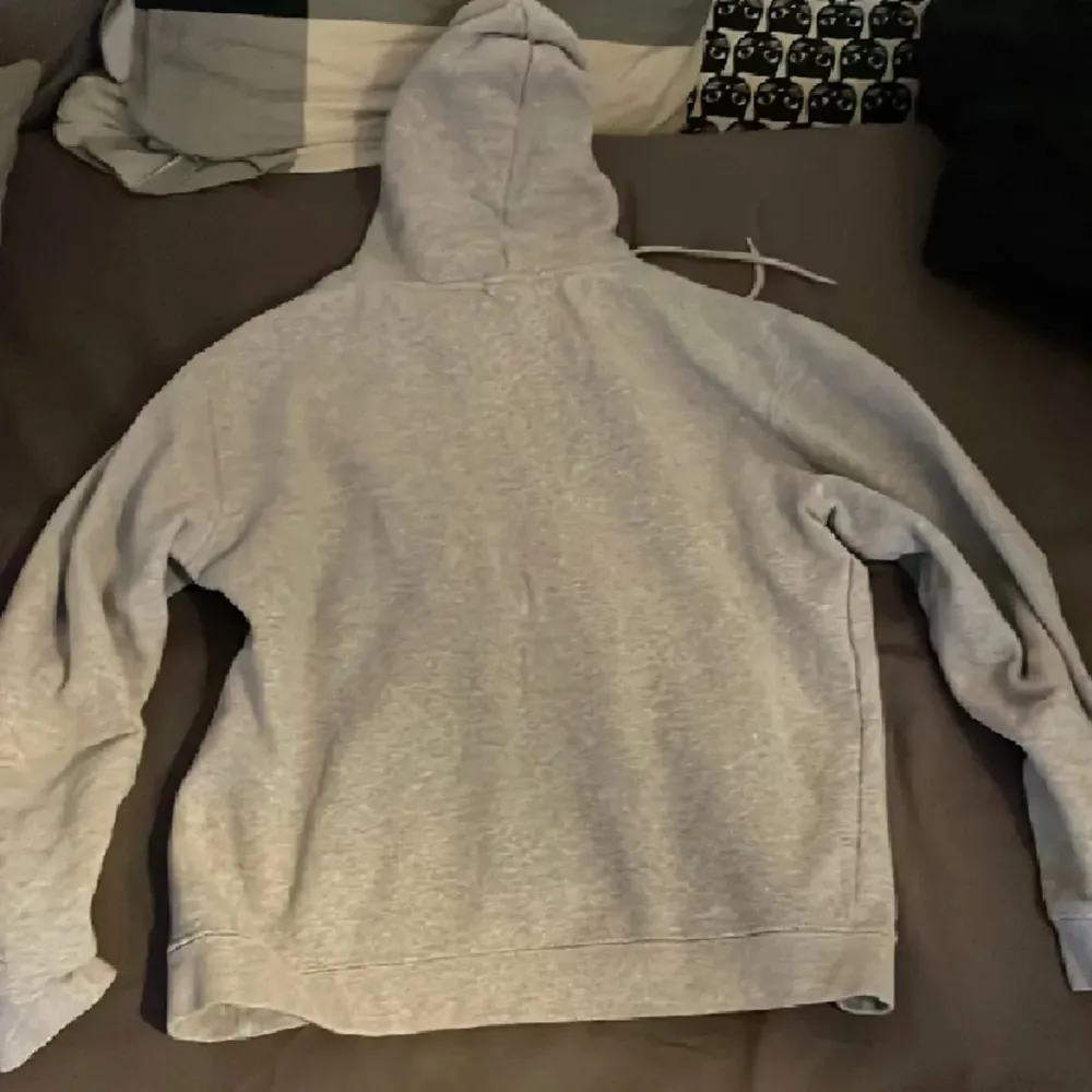 Skriv vid funderingar, ställ gärna frågor och skriv om ni vill ha fler bilder🤩. Hoodies.