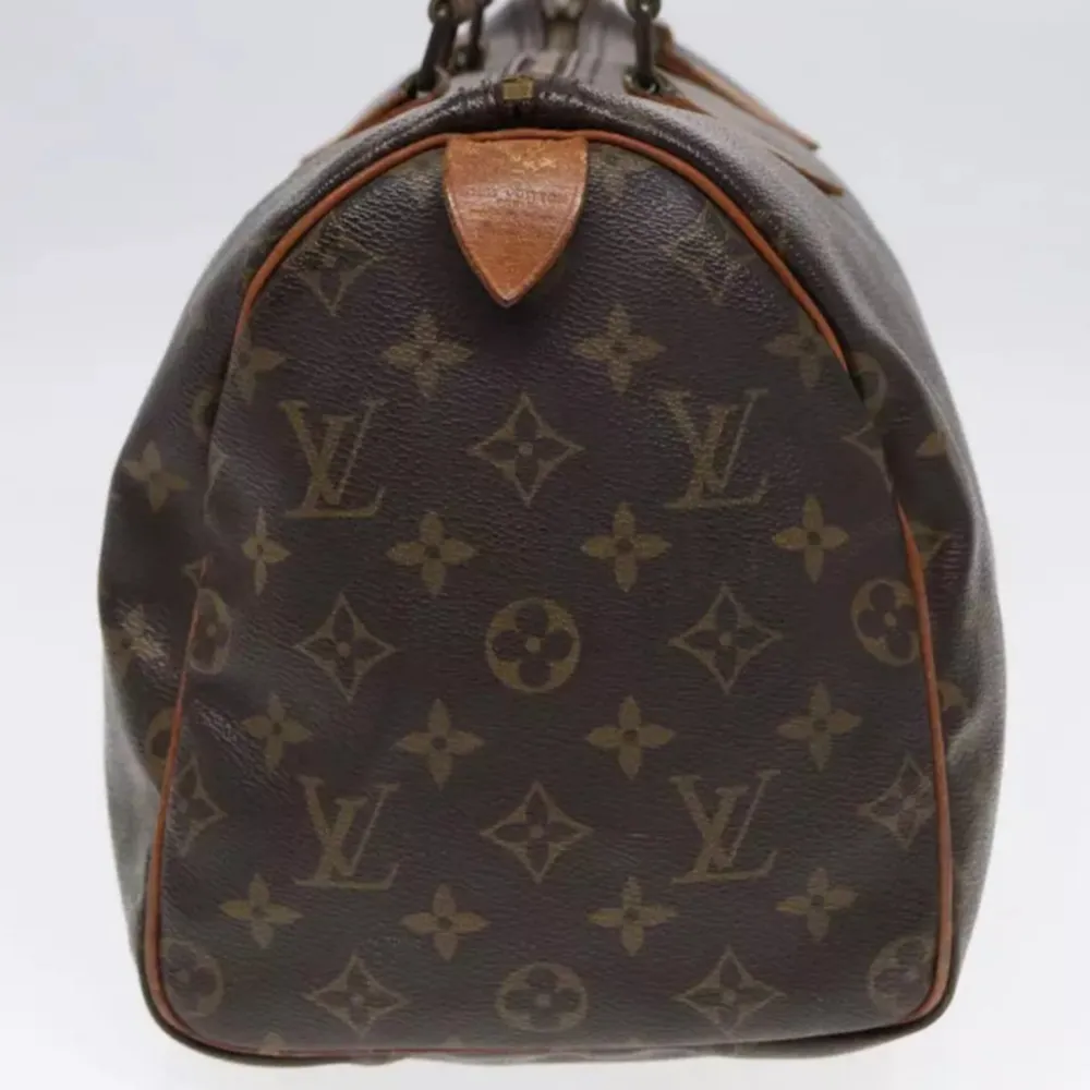 Louis Vuitton Speedy 30. Ett måste i väskkollektionen! Bra storlek för både vardagsbruk och resor. Perfekt att använda som skol-/arbetsväska. Speedy ger en touch av lyx och stil till varje outfit. Tillverkad i den ikoniska monogramduken.. Väskor.