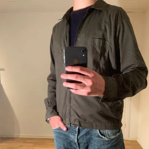Oscar Jacobson Overshirt/Jacka  - Säljer denna sjukt snygga jackan från Oscar Jacobson. Skicket är 10/10, inga defekter✅. Storleken är M och passar M. Jackan är perfekt nu till hösten🍁och passformen är grym👍. Skriv vid frågor eller funderingar!😄