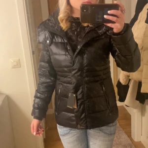 jacka  - dunjacka från massimo dutti, köpt för 1200 och slutsåld 