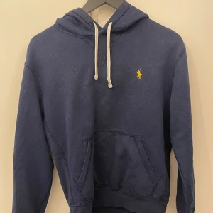 Ralph Lauren Hoodie - Storlek Small, lite urtvättad men annars perfekt skick