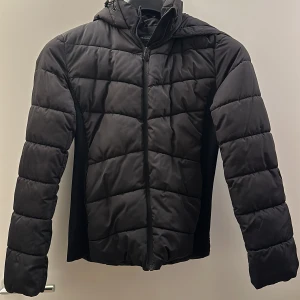 Jacka, zara - Säljer den då jag inte använder den längre, den har inga defekter ser ut som ny.