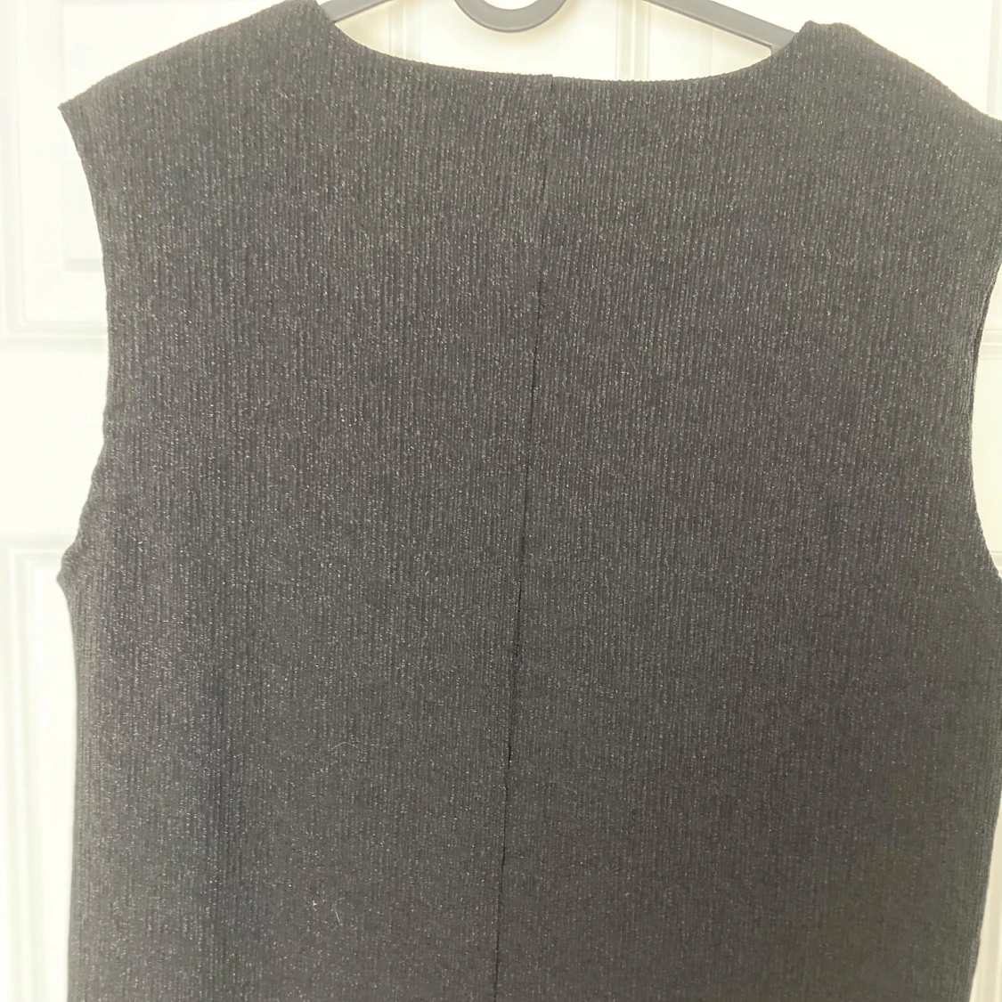 Glittrig ärmlös topp från Saint Tropez - 92