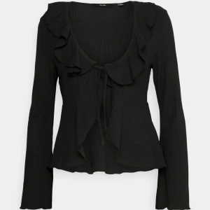 Svart blus - En jättefin svart blus från Vero Moda som är använd endast fåtal gånger! Säljer denna pga att jag har många liknande!