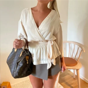 Omlott blus  - Så fin beige omlott blus i jätte bra kvalitet 💕💕