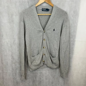 Ralph Lauren cardigan - Riktigt soft raffe cardigan i storlek M. Lite vintage. Modellen är 185. Väldigt fint skick.