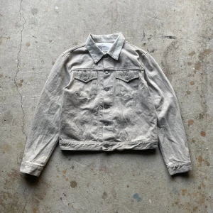Helmut Lang denim jacket - Helmut Lang denim jacka. Skulle gissa att den är ifrån 90-talet men svårt att säga eftersom tagsen är urtvättade. Den har en boxy passform. vintage skick utan flaws förutom urtvättade tags