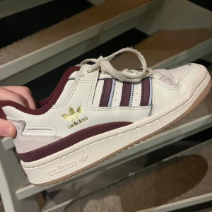 Adidas forum low cl vinröd - Säljer dessa skor som knappt är använda, tror heller inte dessa skor går att köpa i denna färger längre. nypris ca 1300kr