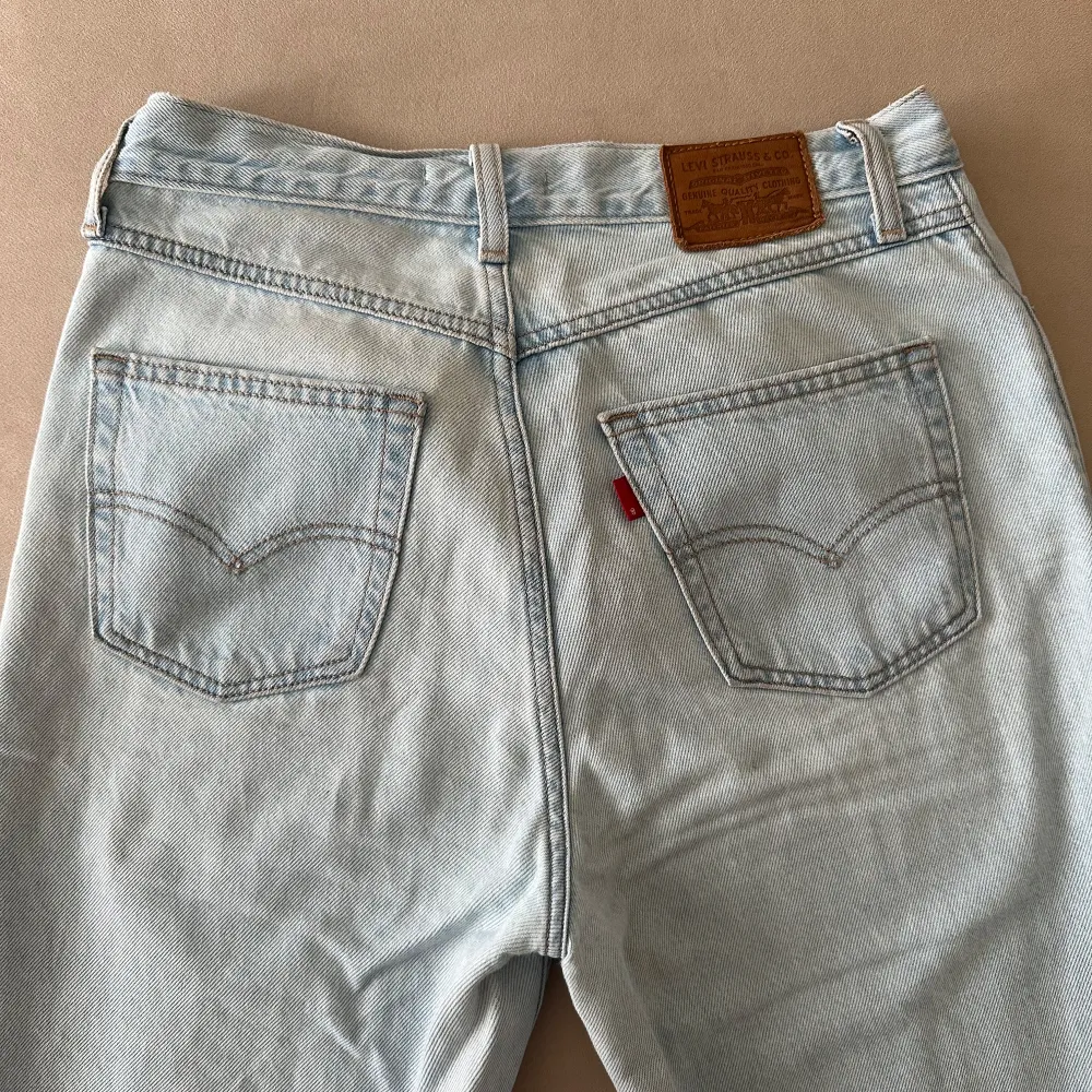 Sjukt snygga 80’s mom jeans från Levi’s i storlek 27🔥. Jeansen är i mycket god skick. Använda några gånger. Byxorna är ljusblåa. . Jeans & Byxor.