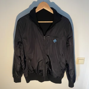 J.lindeberg hybridjacka - Storlek M, kan vändas ut och in👍🏼skick 9,5/10. Ordinerie pris 2800kr, mitt pris 1550🤝