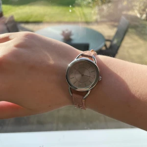Ljus rosa klocka - En jätte fin klocka som är fin till alla tillfällen. Helt nytt batteri i den och använd ett fåtal gånger. Passa på säger jag bara!! 