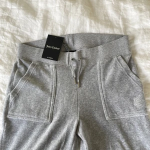 Juicy couture mjukisbyxor - Helt nya juicy mjukisbyxor med prislapp på. Super snygga och trendiga, dessa råkade jag beställa i fel storlek men använder mina hela tiden!😊 Nypris 1200’