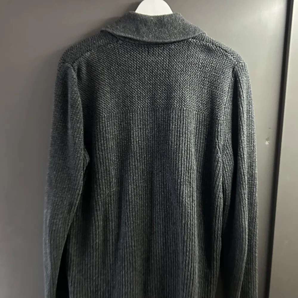 | Mycket fin och unik stickad cardigan i nyskick! | | Modellen är 187 cm, 83 kg | | Koftan är i nyskick! | | Vid ytterligare intresse är det bara att skriva i Dm!🤝🙌🏻|. Tröjor & Koftor.