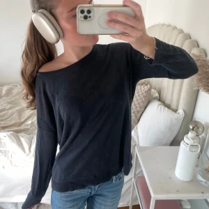 Massimo Dutti tröja  - Sötaste tröjan i marinblå från Massimo Dutti! Den är lite seethrough vilket jag tycker är sjukt snyggt!!