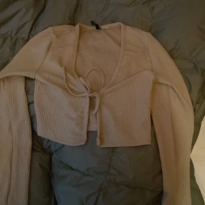 Gullig tie topp 💕 - Använd bara några få gånger, väldigt snygg nu till hösten, köpt för 120kr ❤️