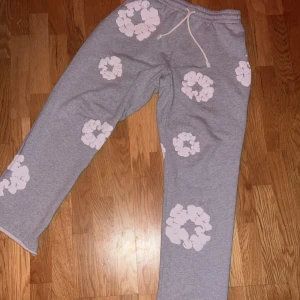 denim tears - Dem är använda några gånger men dem är i perfekt skick. Skriv för mer information. Priset kan diskuteras!