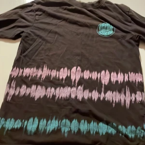 En fin och färgglad tröja. - Den är i bra skick och den är inte så andvänd.