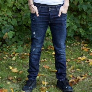 Jack and Jones jeans  - Fina Jack and Jones jeans!! Slitningar som ska vara där! Bra pris ! Modellen är 180 cm