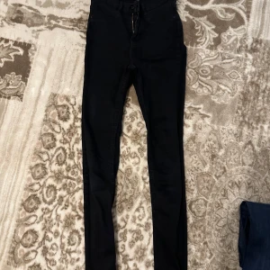 Jeans  - Har använt dom här skini jeansen några gånger, men den har jätte skön material 