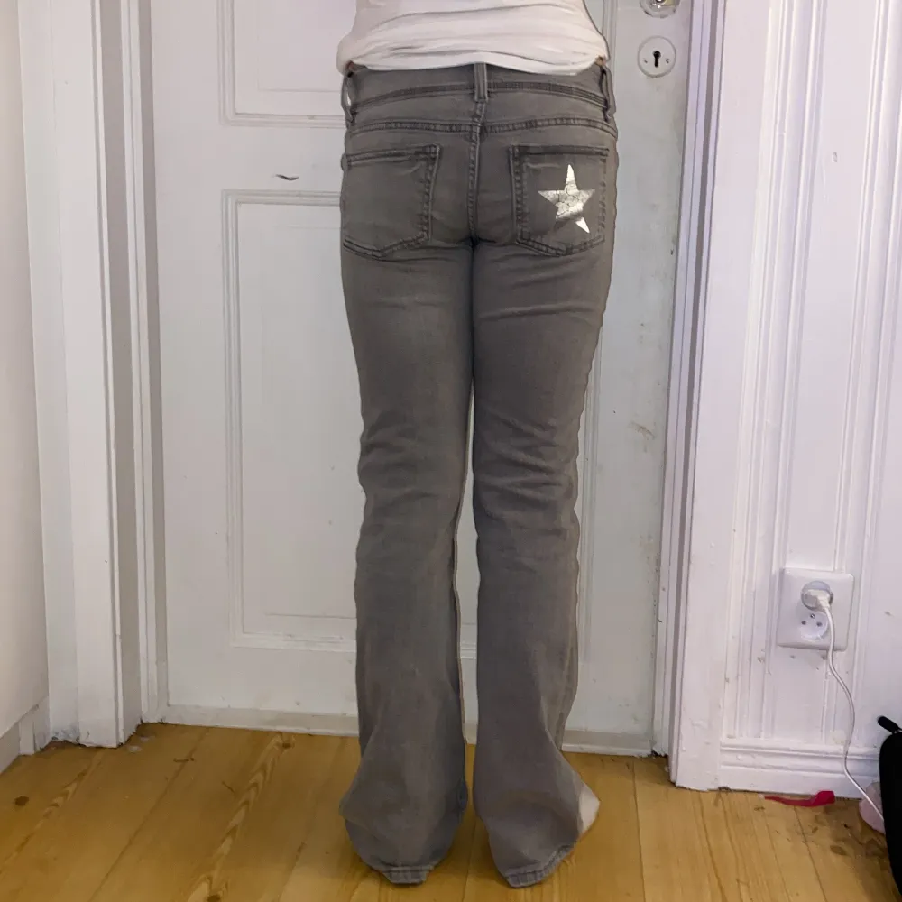 Gråa jeans från med en stjärna ibak på ena fickan. Jätte sköna. Jeans & Byxor.