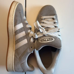 Adidas Campus 00 Grå - Säljer mina gråa campus då jag nyss beställt ny färg av campus. Riktigt sköna dojjor som passar till allt  Köpta från JD sports för 1049