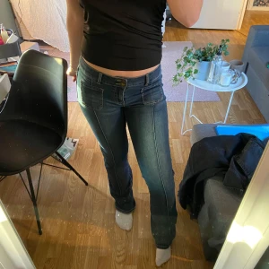 Madlady jeans - Snygga jeans från madlady, strl 38-Tall. Använd fåtal gånger men de har tyvärr lite slitningar nere längs benen, passar bra på mig som är typ 174. (orginalpris 699kr)