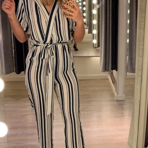 Byxdress bikbok  - Byxdress ifrån bikbok, använd en gång. 